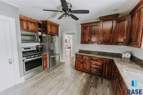 2507 Anthony Ave, Mitchell, SD 57301 photo 2