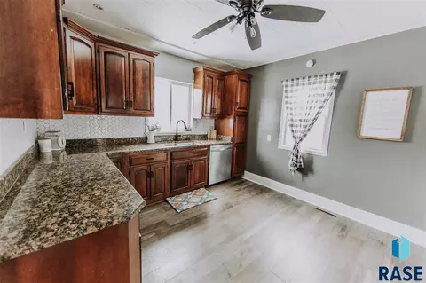 2507 Anthony Ave, Mitchell, SD 57301 photo 4