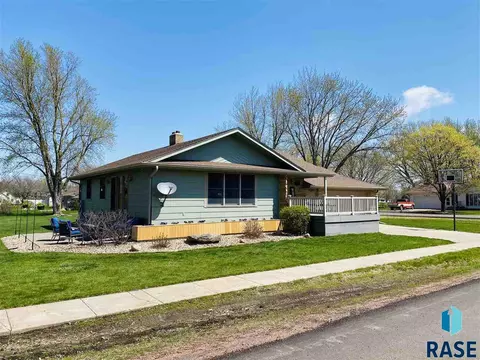 718 E 7th St, Freeman, SD 57029 photo 1