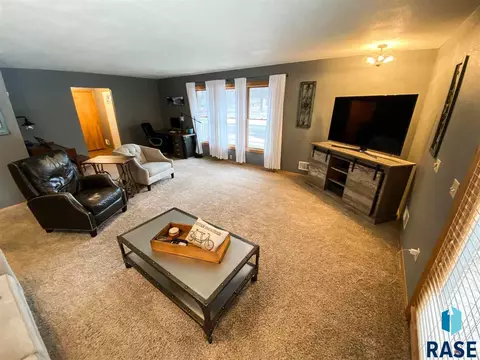 718 E 7th St, Freeman, SD 57029 photo 2