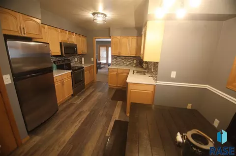 718 E 7th St, Freeman, SD 57029 photo 4