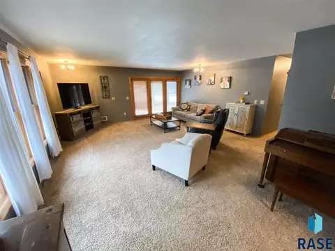 718 E 7th St, Freeman, SD 57029 photo 3