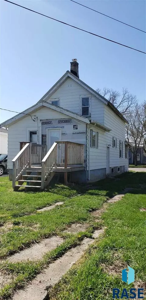 317 Main St E, Pipestone, MN 56164 photo 2