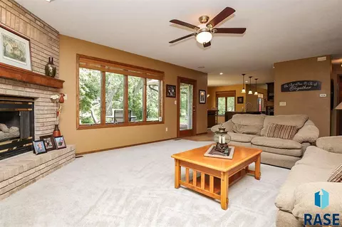 1616 E Rushmore Dr, Brandon, SD 57005 photo 5