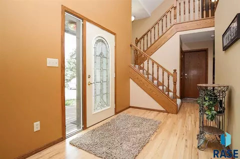 1616 E Rushmore Dr, Brandon, SD 57005 photo 2