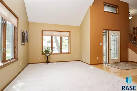 1616 E Rushmore Dr, Brandon, SD 57005 photo 4