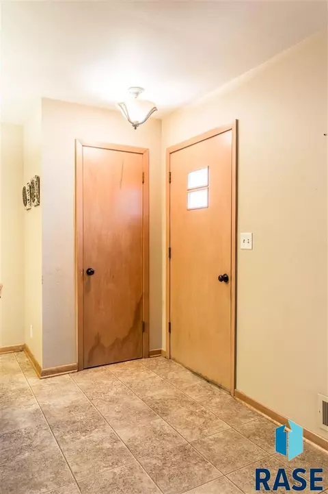2000 S Willow Ave, Sioux Falls, SD 57105 photo 11