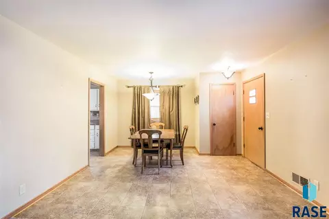 2000 S Willow Ave, Sioux Falls, SD 57105 photo 12