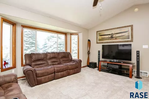 1924 E Briar Den Ct, Sioux Falls, SD 57108 photo 2