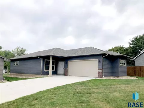 4704 E Cynthia Dr, Sioux Falls, SD 57110 photo 1