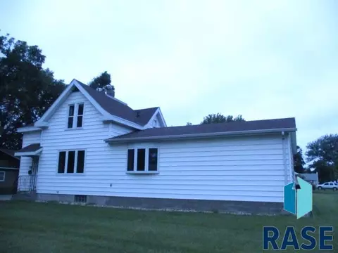 417 N Olive Ave, Madison, SD 57042 photo 2