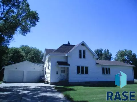 417 N Olive Ave, Madison, SD 57042 photo 1
