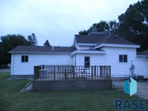 417 N Olive Ave, Madison, SD 57042 photo 4