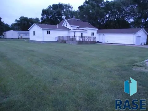 417 N Olive Ave, Madison, SD 57042 photo 5