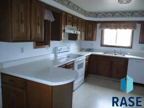 417 N Olive Ave, Madison, SD 57042 photo 6