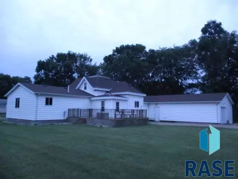 417 N Olive Ave, Madison, SD 57042 photo 3