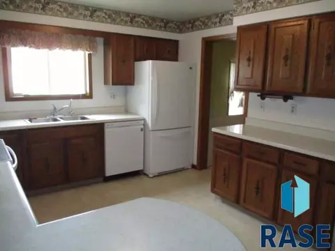 417 N Olive Ave, Madison, SD 57042 photo 8