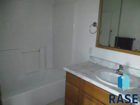 417 N Olive Ave, Madison, SD 57042 photo 14