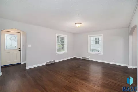 907 S 3rd Ave, Sioux Falls, SD 57105 photo 4