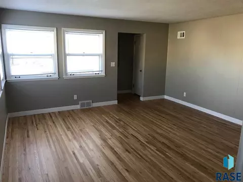 2912 E 2914 E Pearl St, Sioux Falls, SD 57103 photo 5