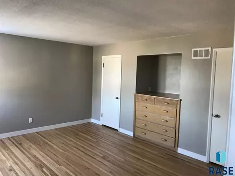 2912 E 2914 E Pearl St, Sioux Falls, SD 57103 photo 4