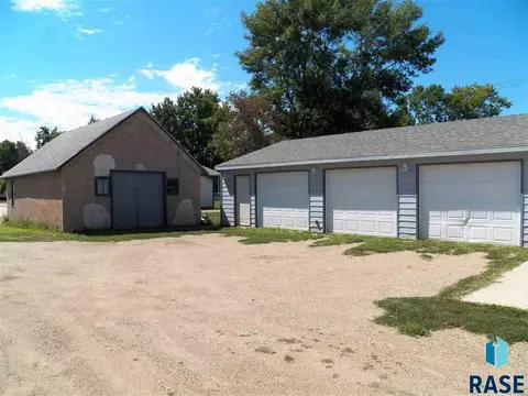 105 E 1st St, Marion, SD 57043 photo 4