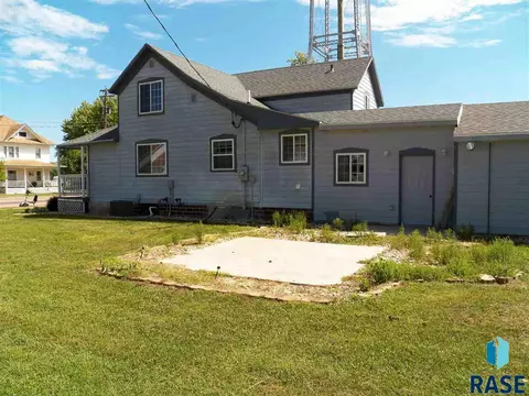 105 E 1st St, Marion, SD 57043 photo 6
