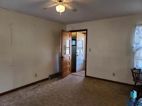 206 E 1st St, Marion, SD 57043 photo 4