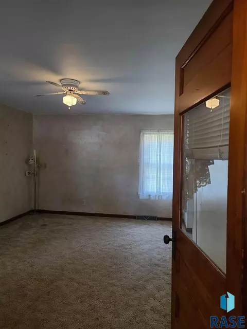 206 E 1st St, Marion, SD 57043 photo 2