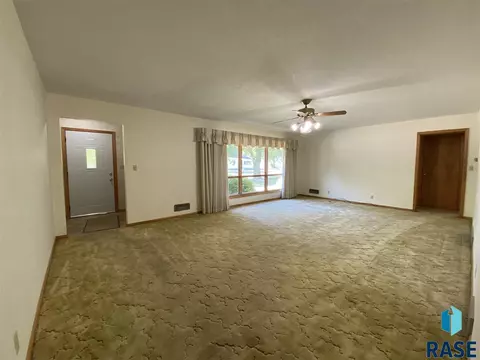 312 E 3rd St, Freeman, SD 57029 photo 4