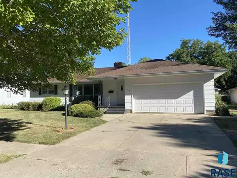312 E 3rd St, Freeman, SD 57029 photo 2