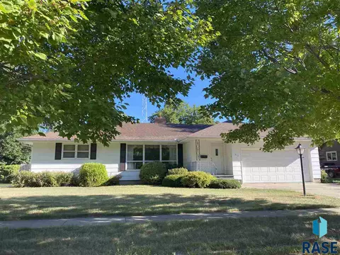 312 E 3rd St, Freeman, SD 57029 photo 1