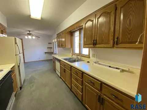 312 E 3rd St, Freeman, SD 57029 photo 8