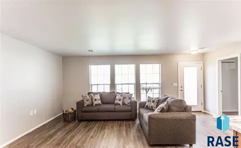214 N Nesmith Ave, Sioux Falls, SD 57103 photo 2