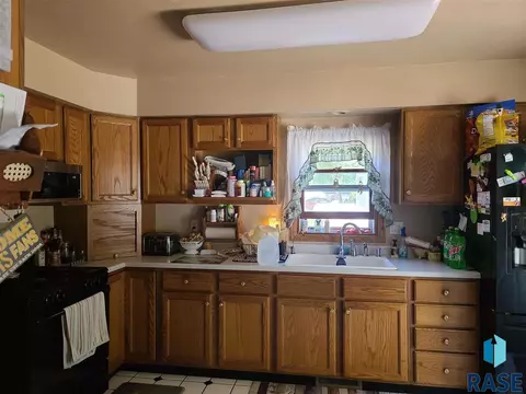 533 E 3rd St, Parker, SD 57053 photo 4