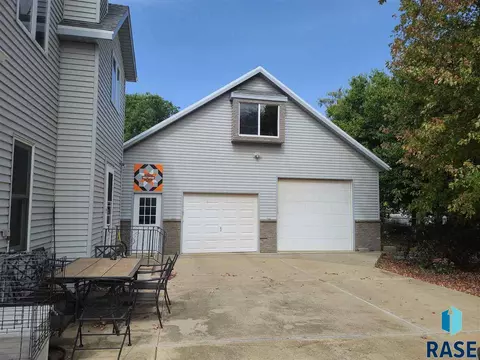 533 E 3rd St, Parker, SD 57053 photo 2