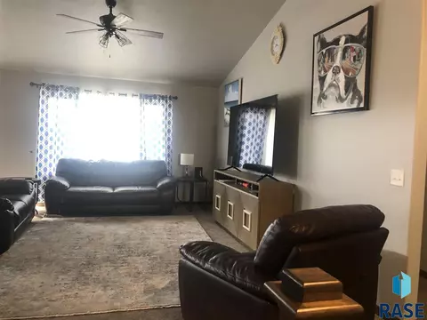 1113 N Broken Bow Ave, Sioux Falls, SD 57103 photo 8