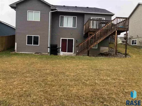 1113 N Broken Bow Ave, Sioux Falls, SD 57103 photo 3
