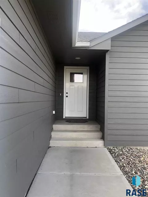1113 N Broken Bow Ave, Sioux Falls, SD 57103 photo 2