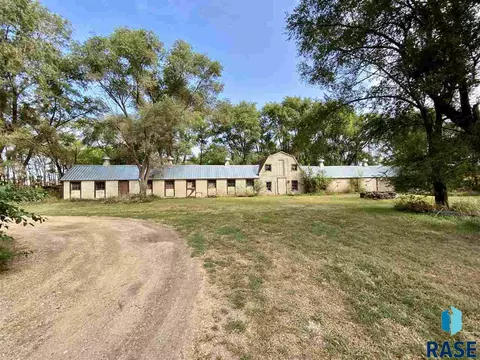 1912 S Miller St, Mitchell, SD 57301 photo 2