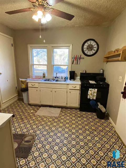 1912 S Miller St, Mitchell, SD 57301 photo 9