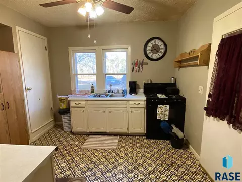 1912 S Miller St, Mitchell, SD 57301 photo 8