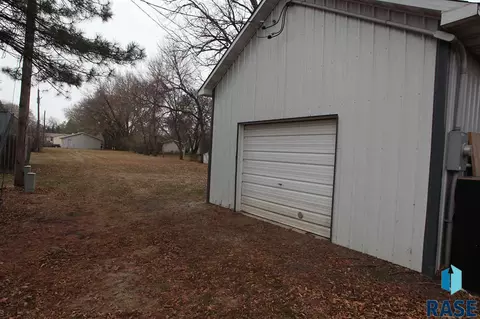 620 S Main St, Lennox, SD 57039 photo 8