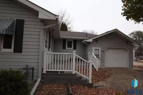 620 S Main St, Lennox, SD 57039 photo 4