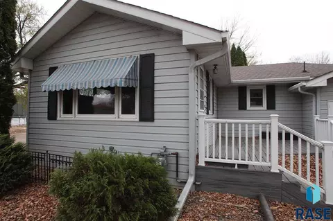 620 S Main St, Lennox, SD 57039 photo 3