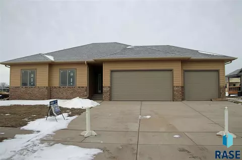 5401 S Hosta Ave, Sioux Falls, SD 57108 photo 1