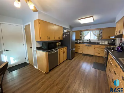 809 S Walnut St, Freeman, SD 57029 photo 10