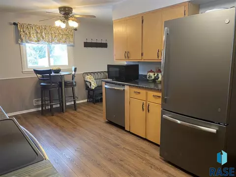 809 S Walnut St, Freeman, SD 57029 photo 7