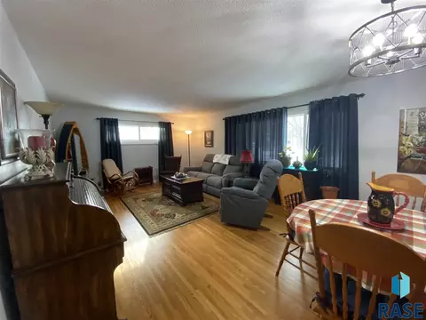 809 S Walnut St, Freeman, SD 57029 photo 11
