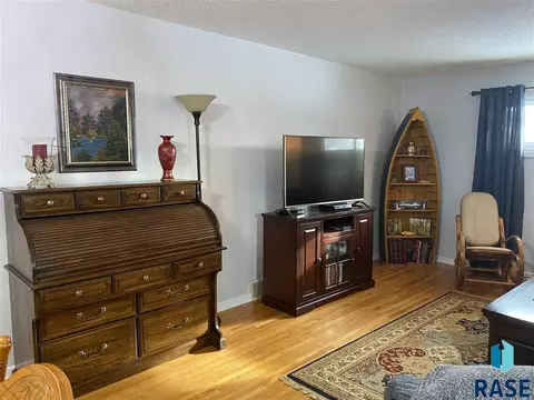 809 S Walnut St, Freeman, SD 57029 photo 14